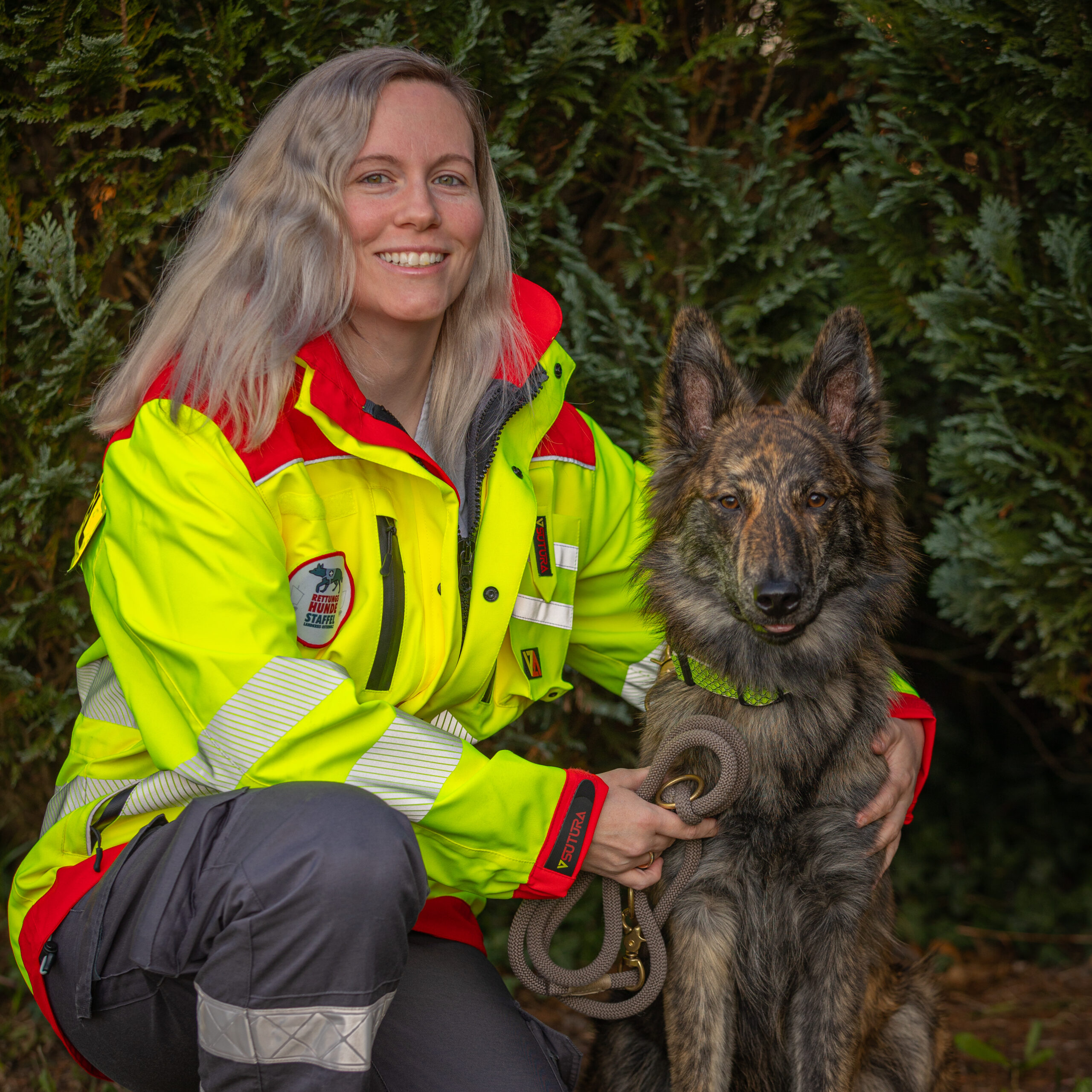 Team Fey Michèle ist mit Fey in der Ausbildung zum Mantrailer. Fey ist eine am 14.12.2024 geborene Holländische Schäferhündin Langhaar.