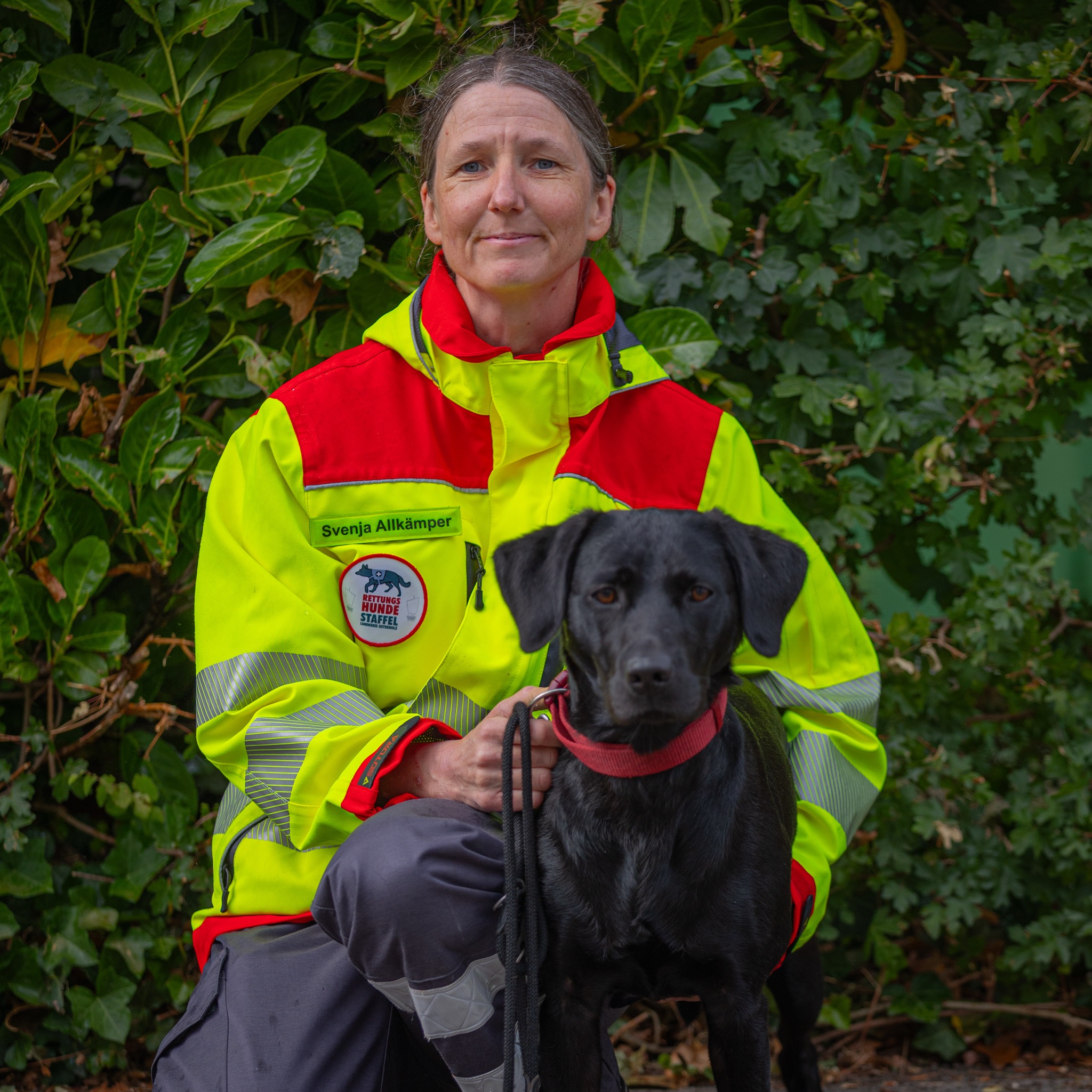 Team Jella
Svenja ist mit Jella in der Ausbildung zum Mantrailer.
Jella ist eine am 15.07.2024 geborene Labrador Retriever Hündin.